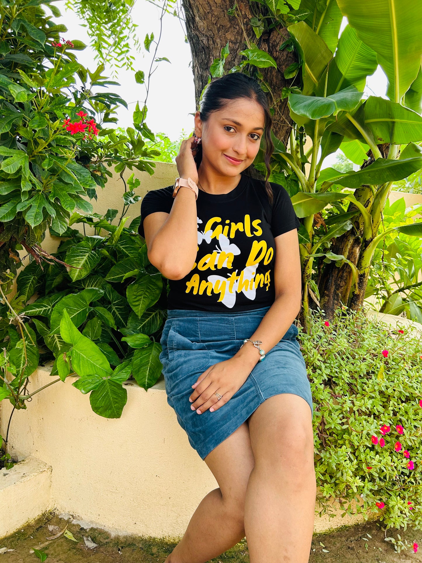 GIRLS CAN DO ANYTHING Crop Top